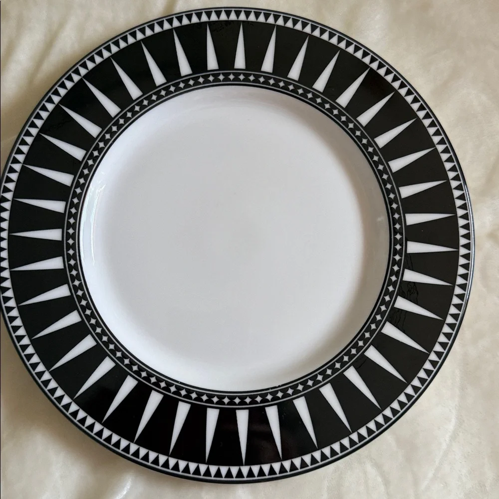 Caskata 7 Marrakech Rimmed Salad Plates. One set of 7
Reasonable offers accepted - Picture 4 of 6